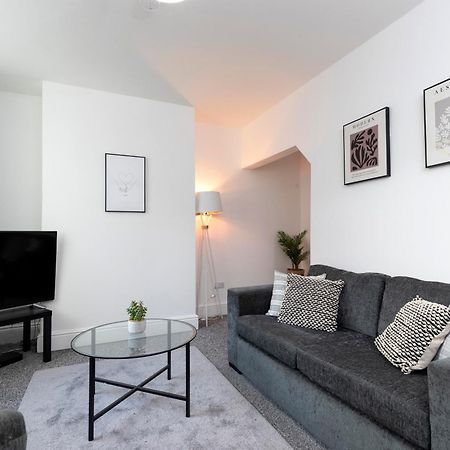 Quiet And Comfy House With 2 Bedrooms And 2 Bathrooms Super Fast Wifi And Crisp Hotel Standard White Linen Hosted By Our Home Short Stays Darlington  Eksteriør billede