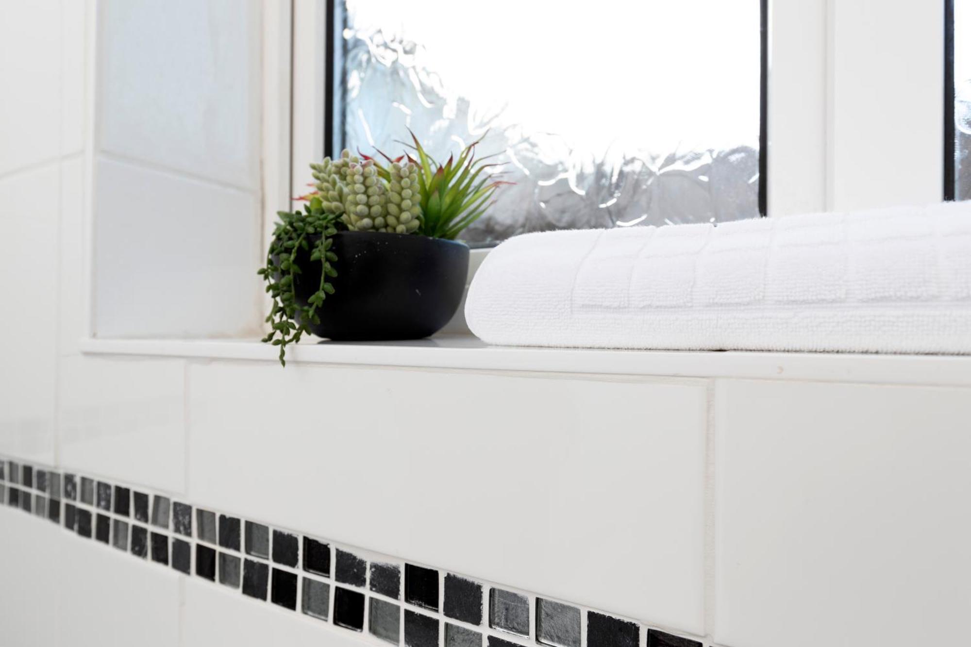 Quiet And Comfy House With 2 Bedrooms And 2 Bathrooms Super Fast Wifi And Crisp Hotel Standard White Linen Hosted By Our Home Short Stays Darlington  Eksteriør billede