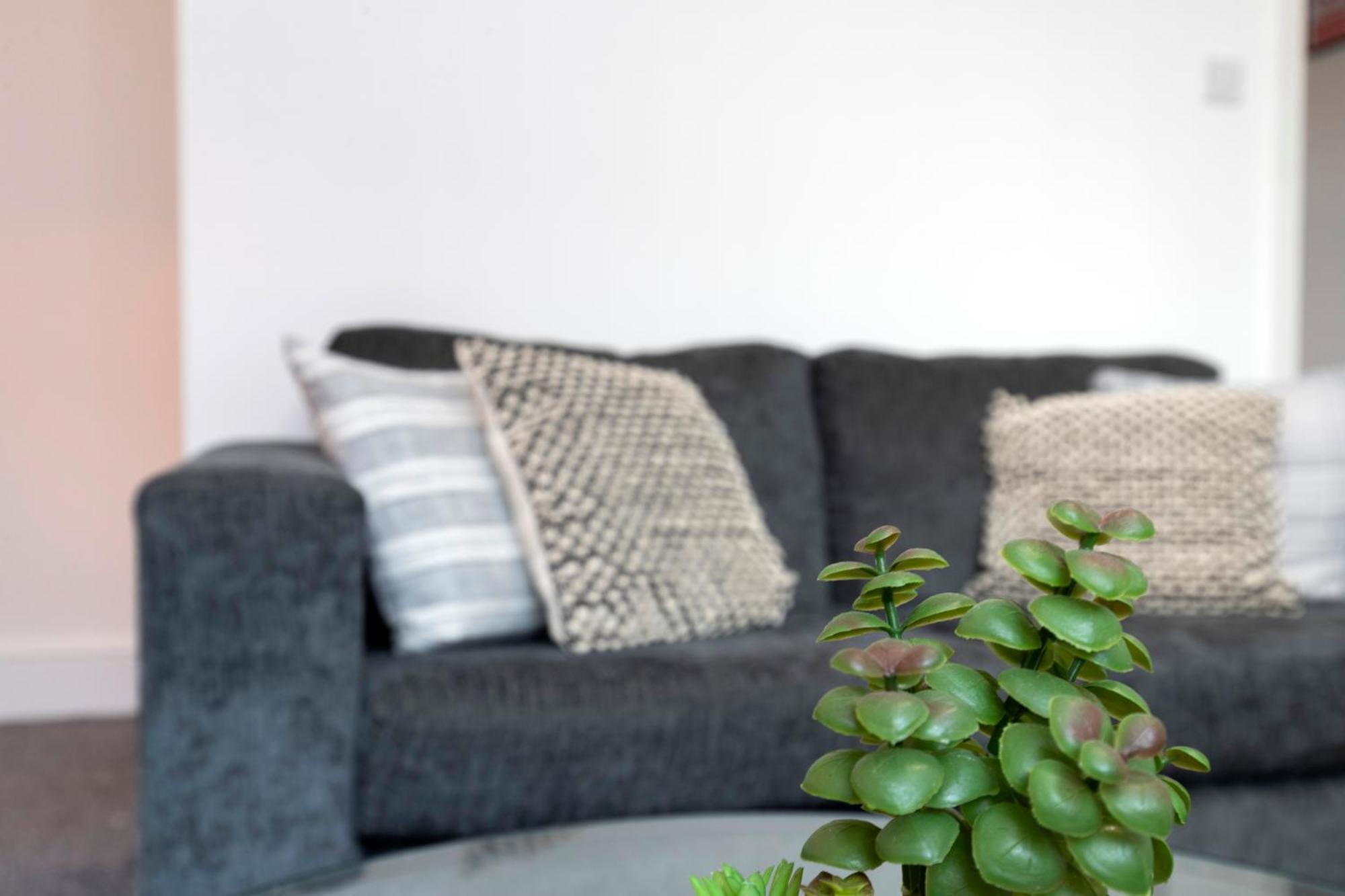 Quiet And Comfy House With 2 Bedrooms And 2 Bathrooms Super Fast Wifi And Crisp Hotel Standard White Linen Hosted By Our Home Short Stays Darlington  Eksteriør billede