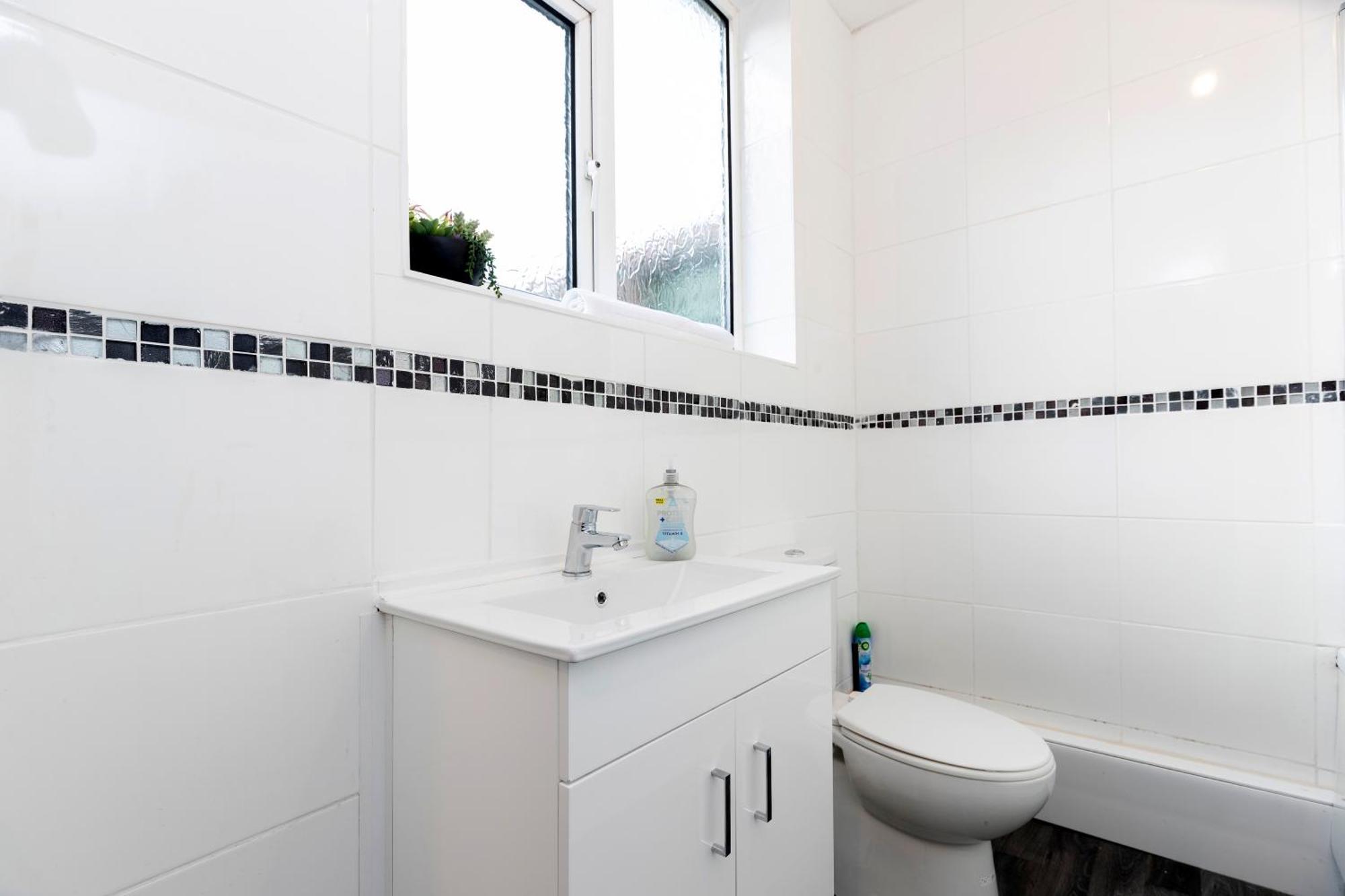 Quiet And Comfy House With 2 Bedrooms And 2 Bathrooms Super Fast Wifi And Crisp Hotel Standard White Linen Hosted By Our Home Short Stays Darlington  Eksteriør billede
