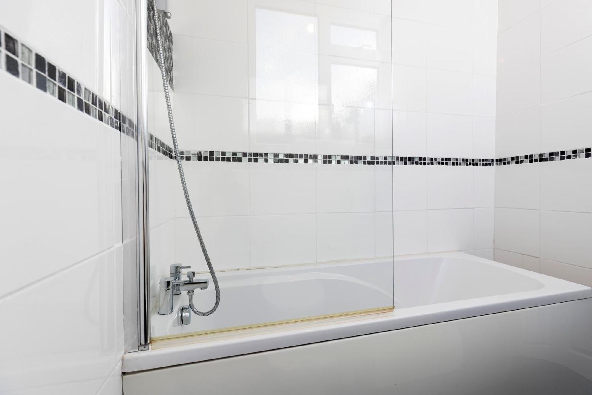 Quiet And Comfy House With 2 Bedrooms And 2 Bathrooms Super Fast Wifi And Crisp Hotel Standard White Linen Hosted By Our Home Short Stays Darlington  Eksteriør billede